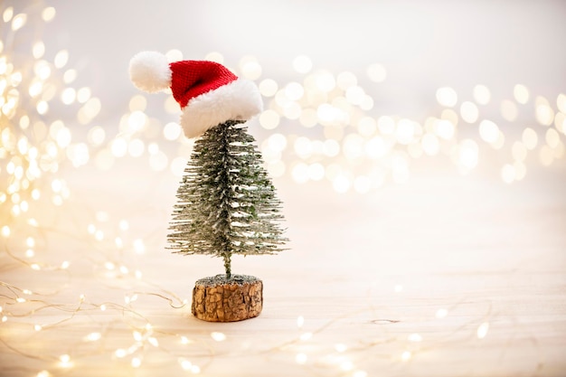 Decoración del árbol de Navidad sobre fondo bokeh.