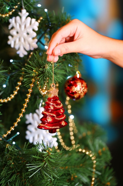 Decoración de árbol de Navidad sobre fondo brillante