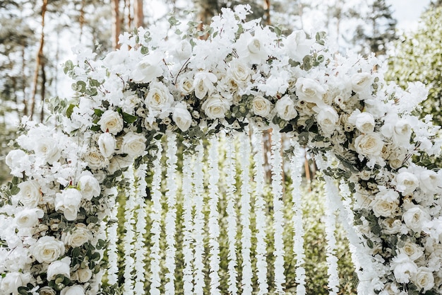 Decoración de arco con flores blancas para una ceremonia de boda en la  naturaleza. | Foto Premium