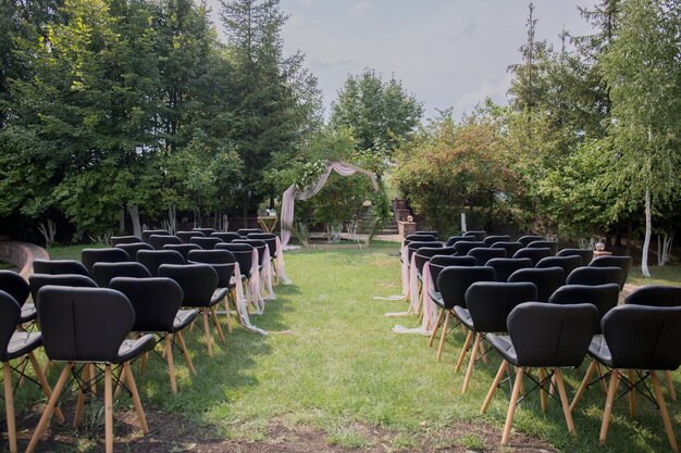 Decoración de arcos y sillas para la ceremonia de la boda.