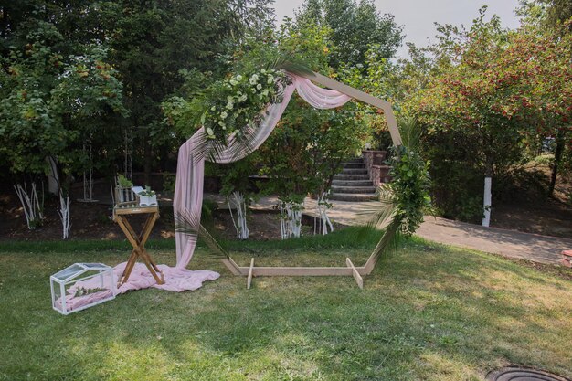 Decoración de arcos y sillas para la ceremonia de la boda.