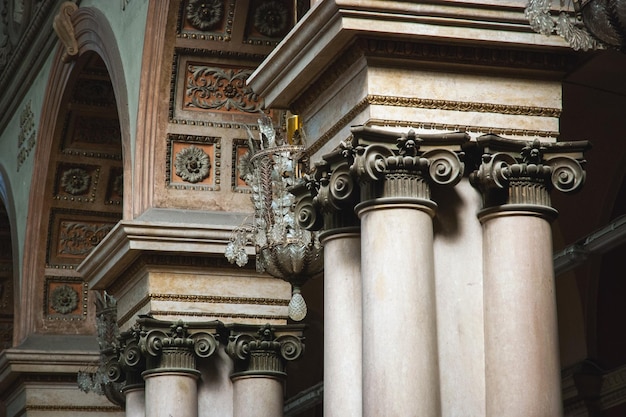 Decoración arquitectónica de arco de pilares clásicos de mármol en el museo de bellas artes