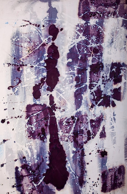 Decoración de arte hecha con la pintura de motivos abstractos con colores acrílicos violeta oscuro y blanco.