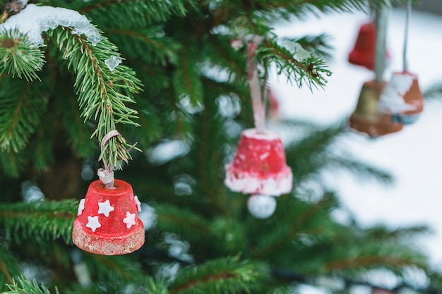 Decoración artesanal de bricolaje en un árbol de Navidad al aire libre, concepto de cero residuos