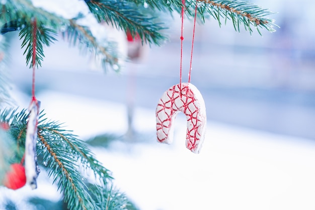 Decoración artesanal de bricolaje en un árbol de Navidad