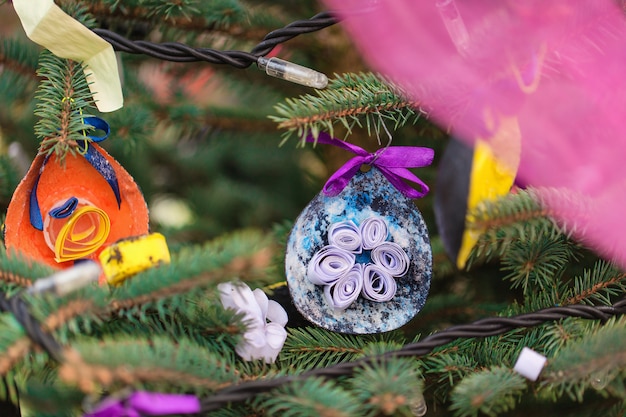 Decoración artesanal de bricolaje en árbol de Navidad