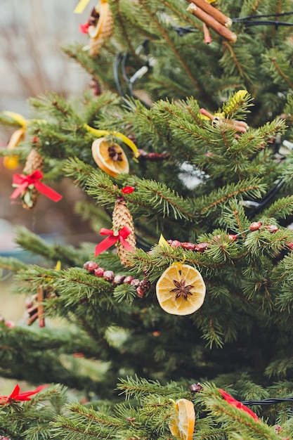 Decoración artesanal de bricolaje en árbol de navidad.
