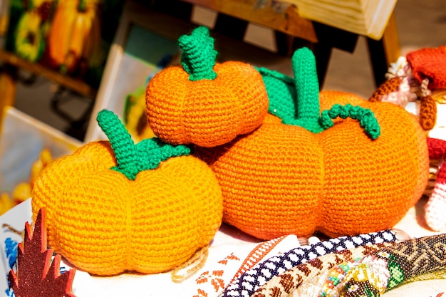 Decoración artesanal para Halloween hecha a gancho de calabaza de hilo en la feria de otoño para Halloween