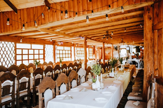 Decoración de banquetes de boda. Lugar para los invitados decorado con flores y plantas a la fiesta