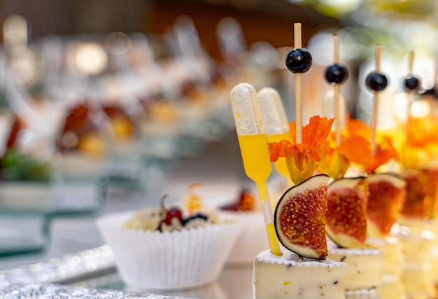 Decoración de banquetes de deliciosa cena. Una variedad de deliciosos productos culinarios.