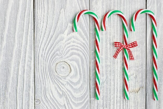 Foto decoración de bastón de navidad sobre fondo de madera