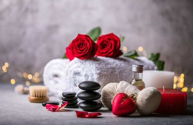 Decoración de bienestar, ajuste de masaje spa, aceite sobre fondo de piedra. Día de San Valentín