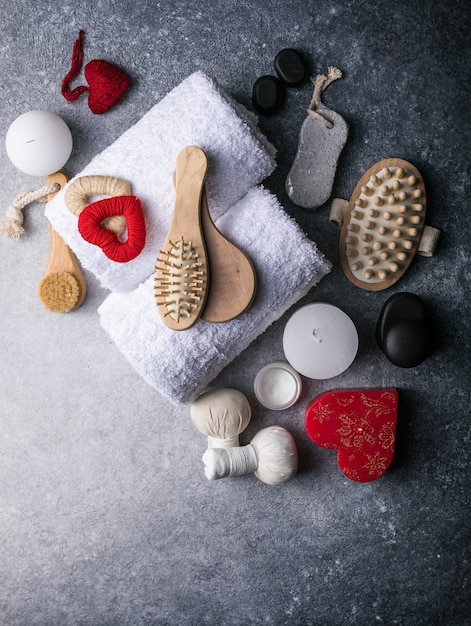 Decoración de bienestar, ajuste de masaje spa, aceite sobre fondo de piedra. Día de San Valentín