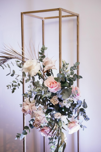 Decoración de boda arreglo floral de rosas y eucaliptos decora el evento