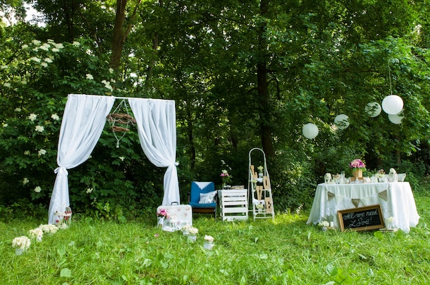 Decoración de boda en bosque con ceremonia de boda.