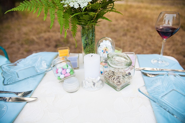 Decoración de la boda en el bosque. Ceremonia rústica.