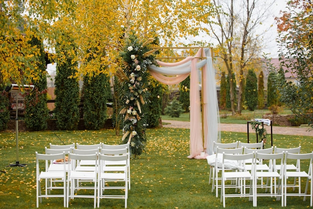 Decoración de la boda de la ceremonia de matrimonio en otoño.