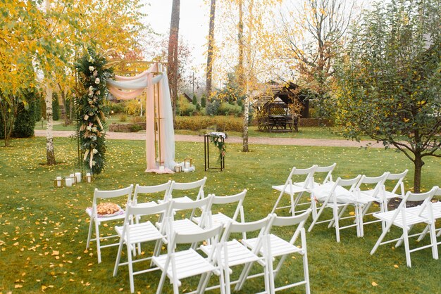 Decoración de la boda de la ceremonia de matrimonio en otoño.