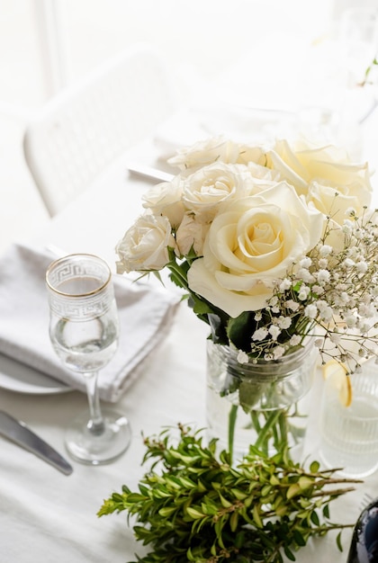 La decoración de la boda Decoración de mesa de boda con primer plano de rosas blancas