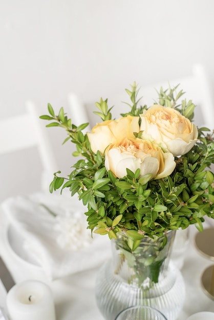 La decoración de la boda Decoración de mesa de boda con rosas beige primer plano