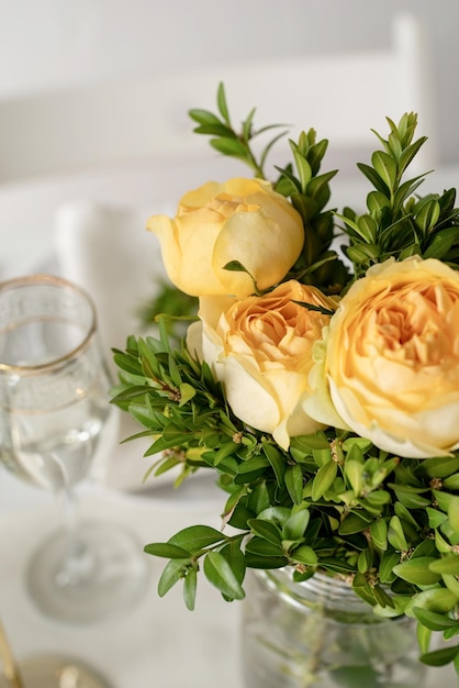 La decoración de la boda Decoración de mesa de boda con rosas beige primer plano