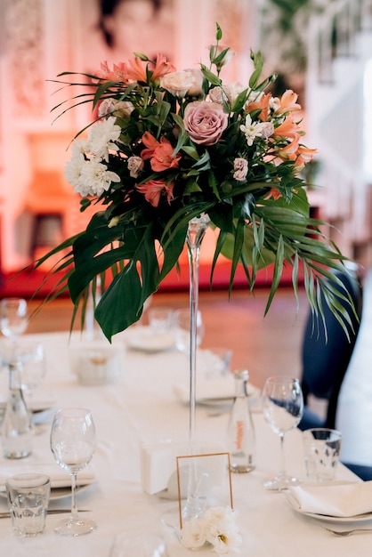 Decoración de boda con elementos naturales.