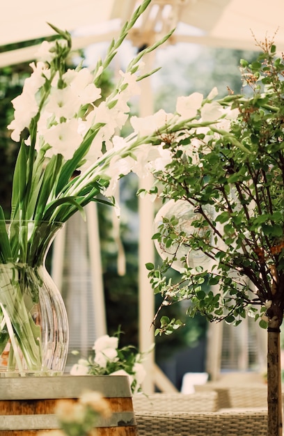 Decoración de boda floral en un restaurante al aire libre en verano