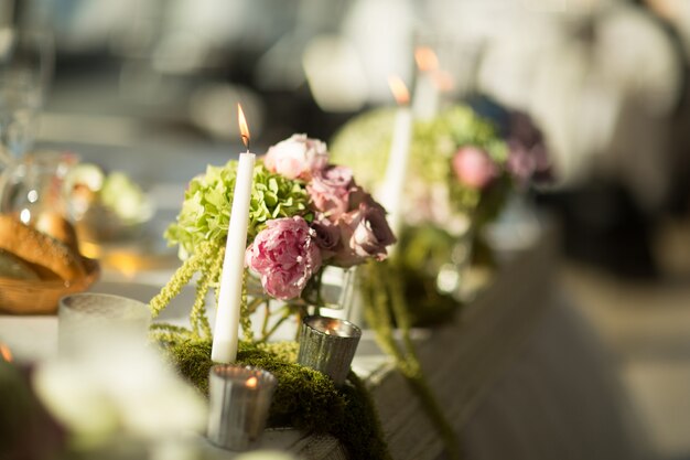 Decoración de la boda de flores en la mesa