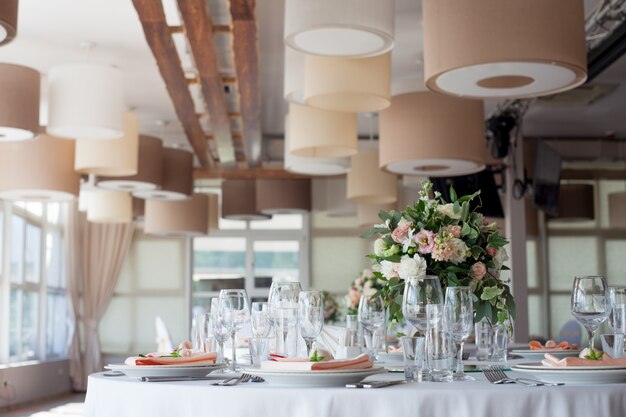 Decoración de boda Flores en el restaurante, mesa puesta