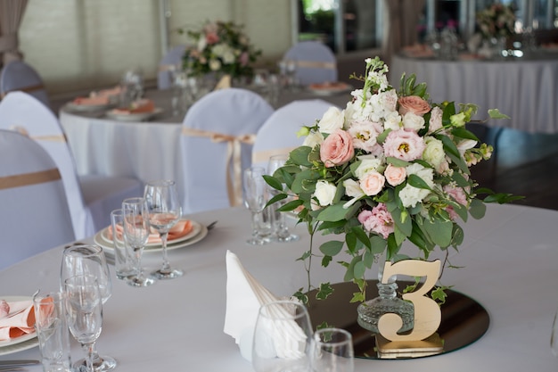 Decoración de boda Flores en el restaurante, mesa puesta