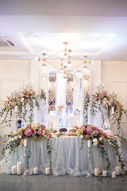 Decoración de boda hecha de flores y tela. Hermosas decoraciones para los recién casados el día de su boda.