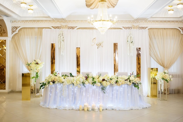 Decoración de boda hecha de flores y tela. Hermosas decoraciones para los recién casados el día de su boda.