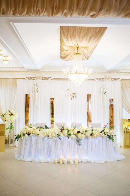 Decoración de boda hecha de flores y tela. Hermosas decoraciones para los recién casados el día de su boda.