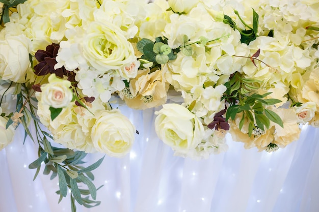 Decoración de boda hecha de flores y tela. Hermosas decoraciones para los recién casados el día de su boda.