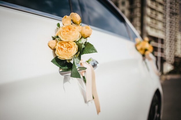 Decoración de boda en la manija del coche.