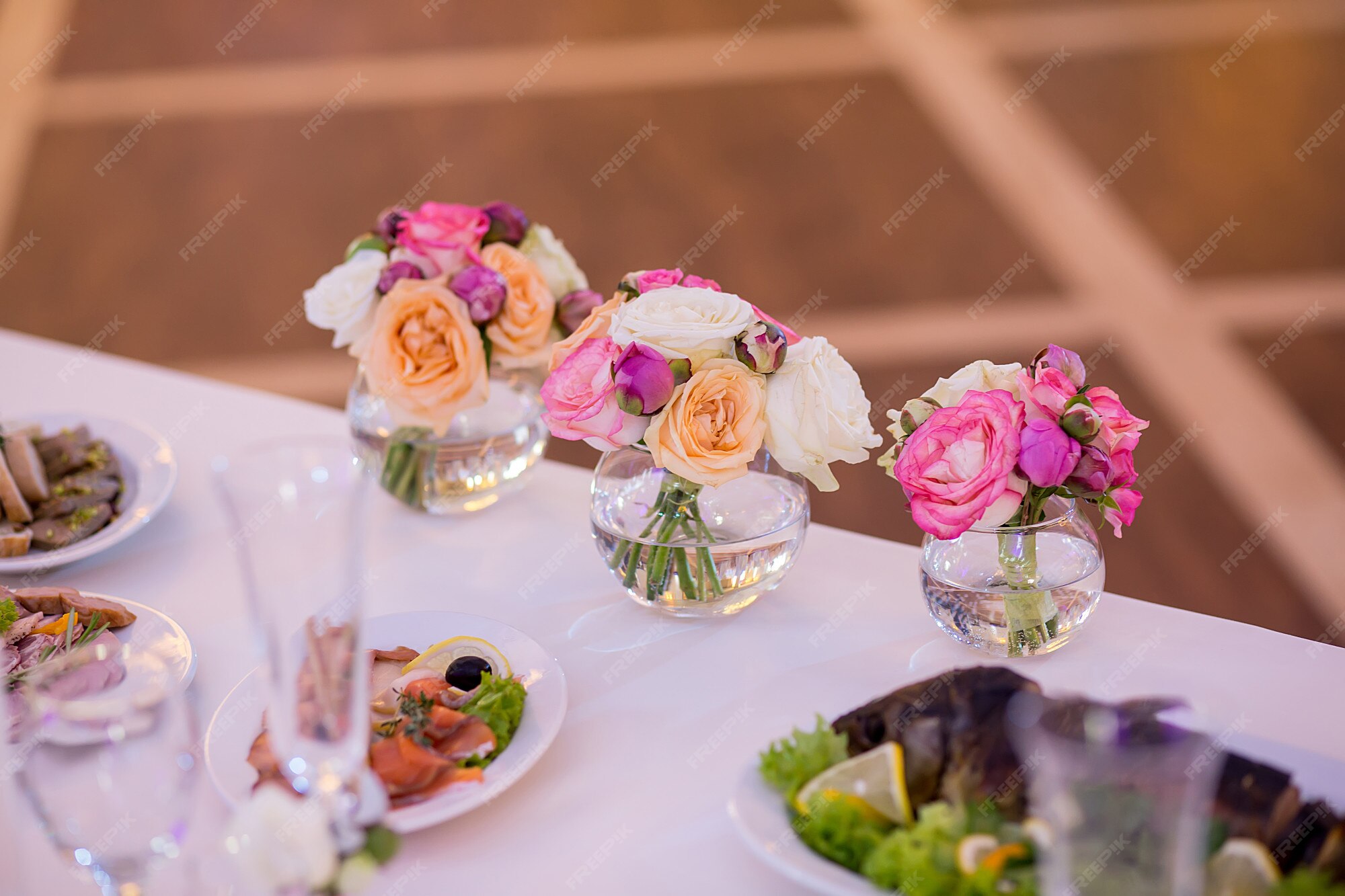 Decoración de la boda en la mesa. arreglos florales y decoración. arreglo  de flores rosas y blancas en restaurante para bodas de lujo. | Foto Premium