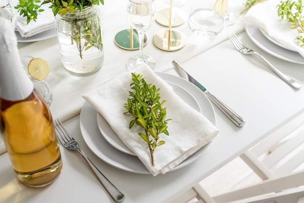 La decoración de la boda Mesa de boda con rosas blancas