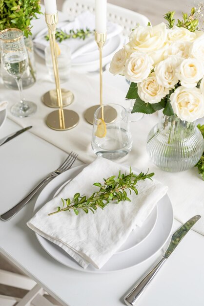 La decoración de la boda Mesa de boda con rosas blancas