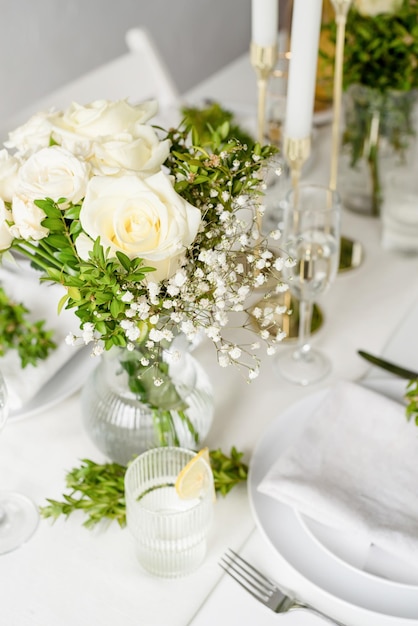 La decoración de la boda Mesa de boda con rosas blancas