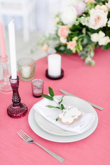 Decoración de boda Mesa para los recién casados al aire libre. Recepción de la boda. Elegante arreglo de mesa, decoración floral, restaurante.