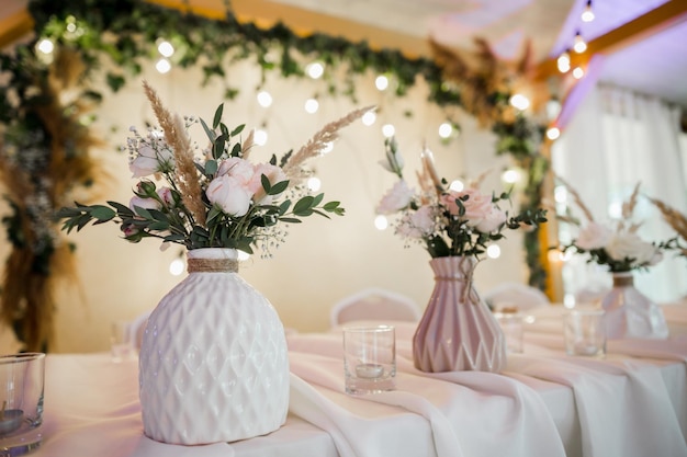 Decoración de boda en la mesa del restaurante.