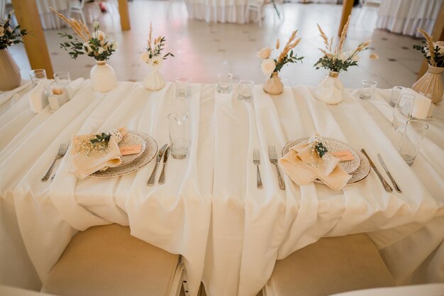 Decoración de boda en la mesa del restaurante.