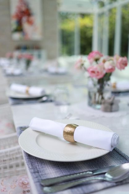 La decoración de la boda Mesas preparadas para una fiesta de eventos o una recepción de bodas Cena de mesa elegante y lujosa en un restaurante Copas y platos para banquetes y bodas