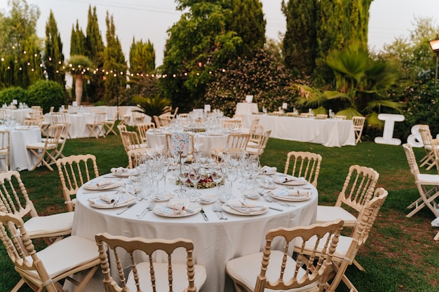 Decoración de una boda de noche de verano.