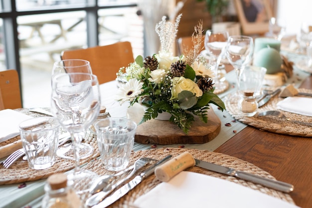 La decoración de la boda con un ramo de flores blancas.