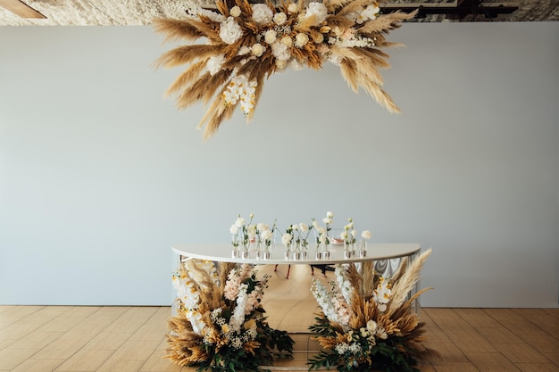 Decoración de boda para recién casados en un banquete. Floristería de flores secas con estilo boho.