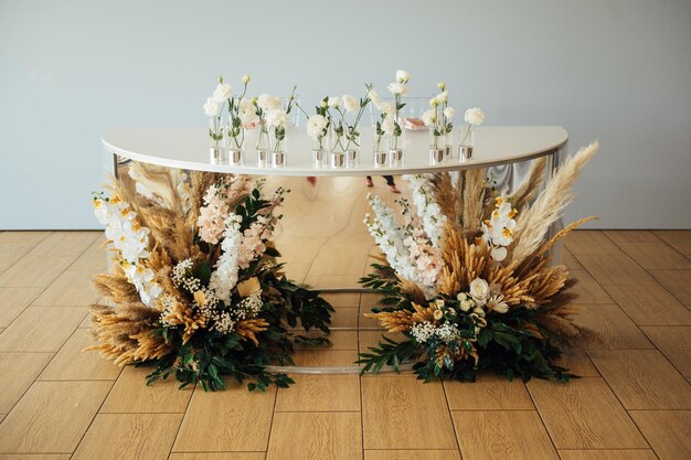 Decoración de boda para recién casados en un banquete. Floristería de flores secas con estilo boho.