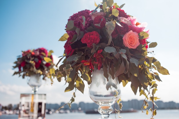 Decoración de boda Registro de bodas al aire libre. Ramos de lujo con flores rojas.