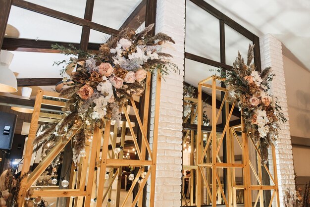 Decoración de boda rústica con flores secas y estructuras de madera