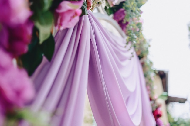 Foto decoración de bodas, flores y diseño floral en el banquete y ceremonia.